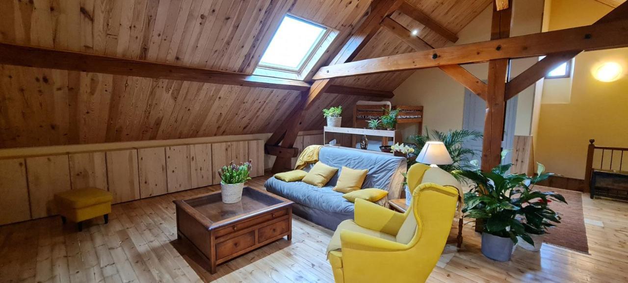 Loft Mansarde Du Train Jaune Avec Vue Sur Les Montagnes Сайагуз Экстерьер фото