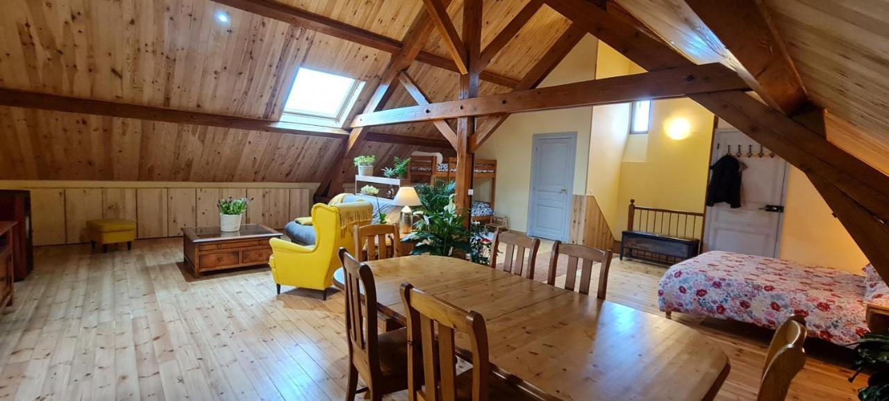 Loft Mansarde Du Train Jaune Avec Vue Sur Les Montagnes Сайагуз Экстерьер фото